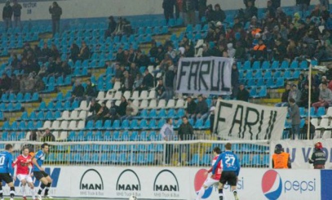 Suporterii clubului FC Farul fac un miting de protest pentru ca echipa să nu fie desfiinţată